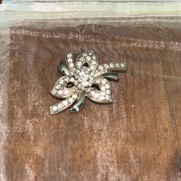 Vintage Elegant Silver Floral Crystal rhinestone  Brooch - Picture 4 of 4